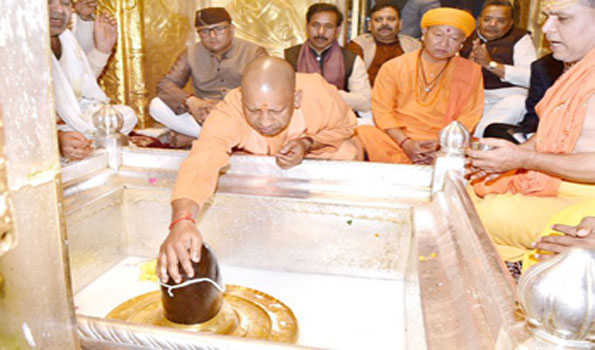 योगी ने लगायी बाबा विश्वनाथ के दरबार में हाजिरी