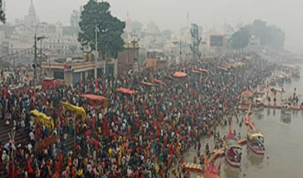 अयोध्या में दस लाख ने लगायी आस्था की डुबकी