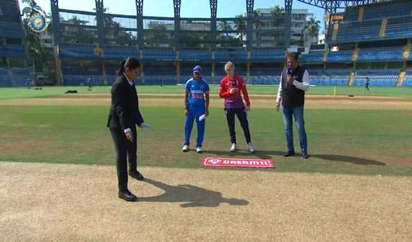 भारतीय टी-20 महिला टीम ने टॉस जीतकर पहले गेंदबाजी करने का फैसला किया