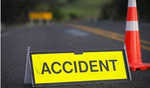 सड़क दुर्घटना में परिवार के तीन लोगों की मौत