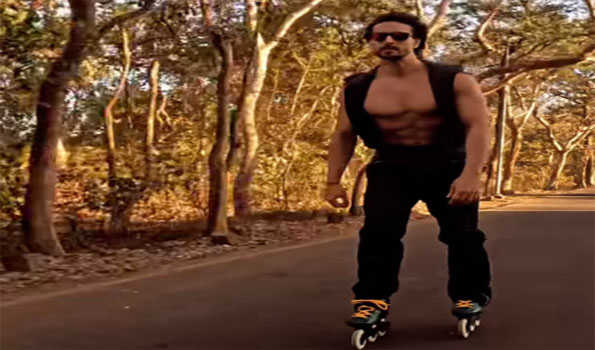 Tiger Shroff reaches sets of 'Bade Miyan Chote Miyan' in full on action Tiger Shroff reaches sets of 'Bade Miyan Chote Miyan' in full on action