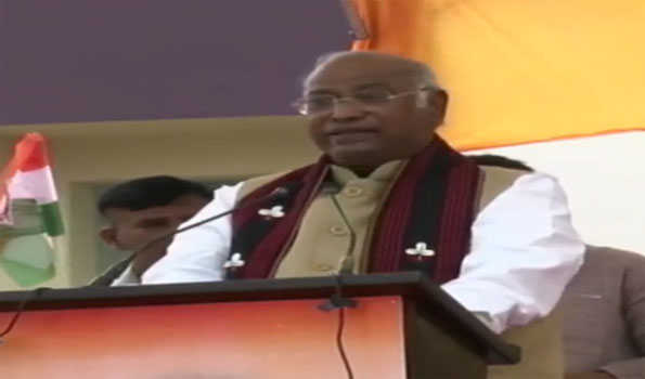 सरकार ने अडानी को सौंपा लोगों का पैसा, सरकारी जमीन : खडगे