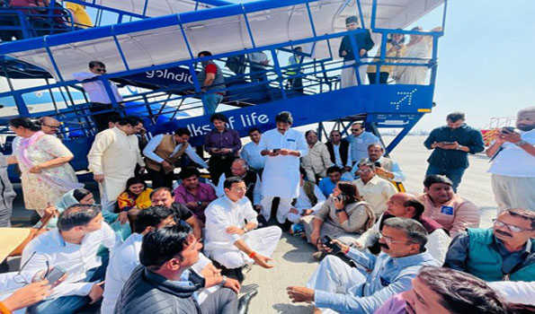 कांग्रेस नेता पवन खेड़ा को दिल्ली पुलिस ने विमान से उतारा
