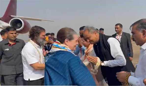 सोनिया राहुल पहुंचे कांग्रेस अधिवेशन में हिस्सा लेने रायपुर