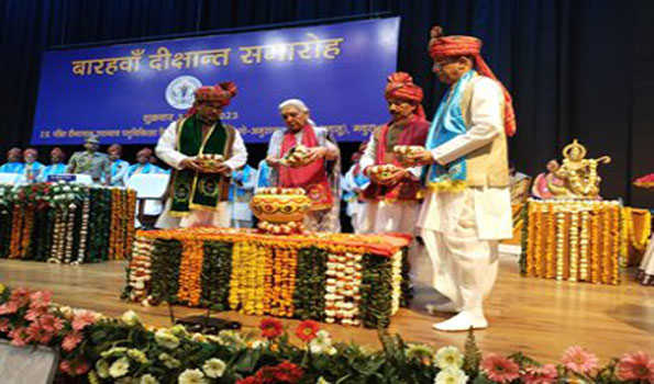 विवि को पांच गांव गोद लेना किया जा रहा है अनिवार्य: आनंदीबेन