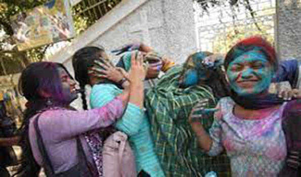 होली त्योहार पर लोगों ने जमकर उड़ाये अबीर गुलाल,देश भर में धूम