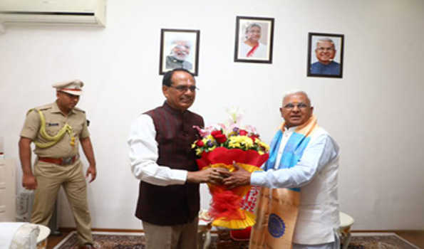 मंगुभाई पटेल से शिवराज ने की सौजन्य भेंट