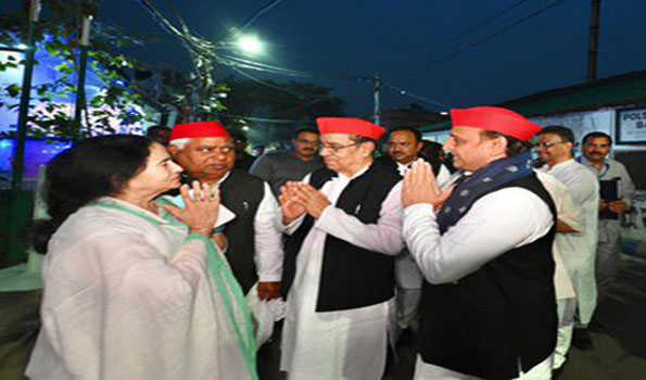 अखिलेश ने ममता से की मुलाकात