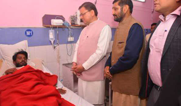 धामी ने किया समुदायिक स्वास्थ्य केंद्र का औचक निरीक्षण