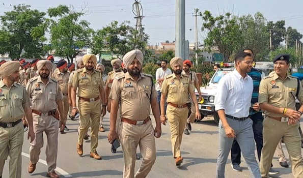 पंजाब: संगरूर, जालंधर में पुलिस व सुरक्षा बलों ने किए फ्लैग मार्च