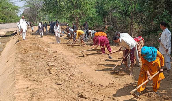तलवंडी राणा के ग्रामीणों ने खुद बनाया अस्थाई रास्ता