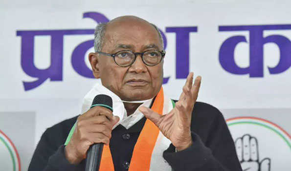 सावरकर के पढ़ाए हिंदुत्व का असर, यजमान ऊपर और हवन कुंड नीचे : दिग्विजय