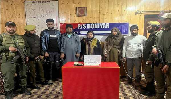 Woman among four drug peddlers arrested with heroin in Baramulla