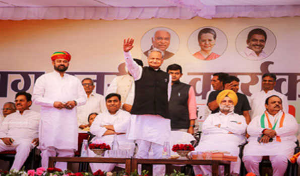 देश में गरीब एवं अमीर के बीच खाई बढती जा रही है: गहलोत