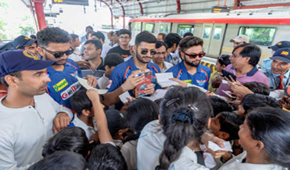 आईपीएल के रंग में रंगी लखनऊ मेट्रो