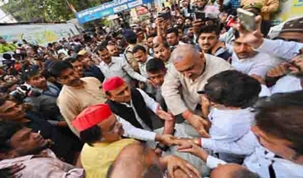 भाजपा सरकार व्यापारियों को कर रही है परेशान: अखिलेश यादव