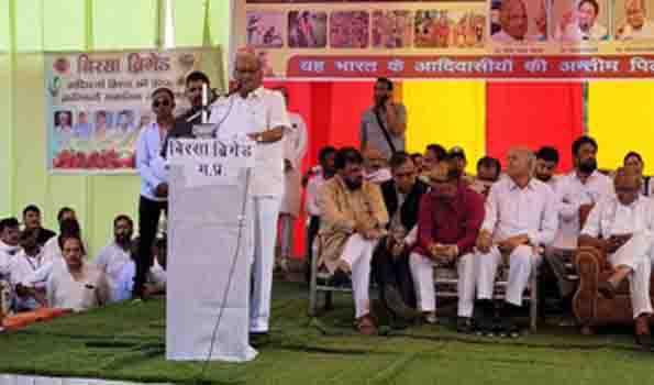 आदिवासियों के साथ हमें ईवीएम में हो रही चोरी और लोकतंत्र को बचाने की लड़ाई लड़ना होगा: दिग्विजय