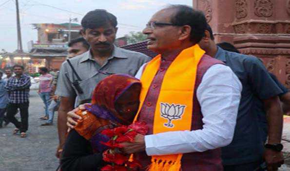 शिवराज ने सलकनपुर में चल रहे निर्माण कार्यों का निरीक्षण किया