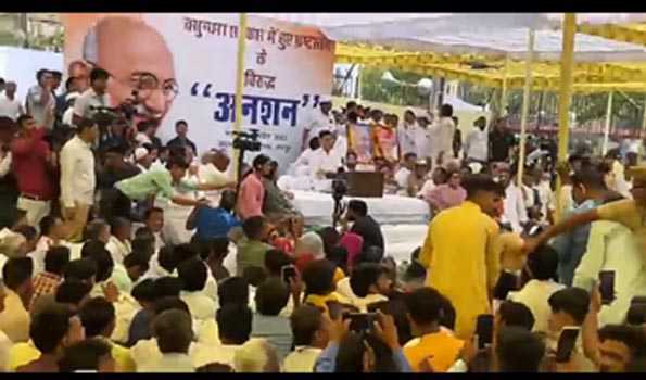 पायलट ने अपनी ही सरकार खिलाफ किया अनशन