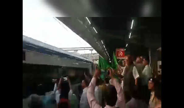 राज्य की पहली सेमी हाईस्पीड वंदे भारत ट्रेन हुई रवाना