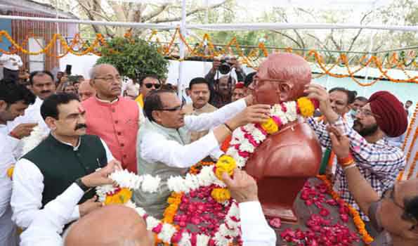 विधानसभा परिसर में डॉ अंबेडकर की प्रतिमा का अनावरण