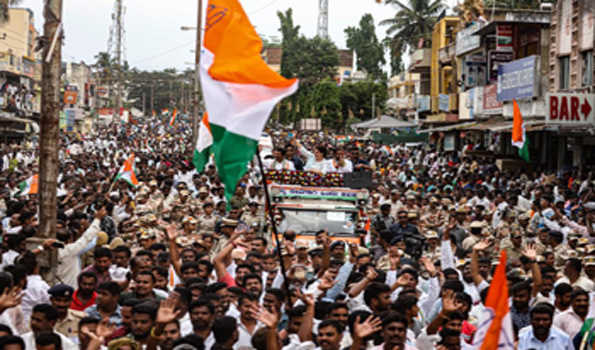 कर्नाटक चुनाव: प्रियंका गांधी वाड्रा ने रोड शो किया
