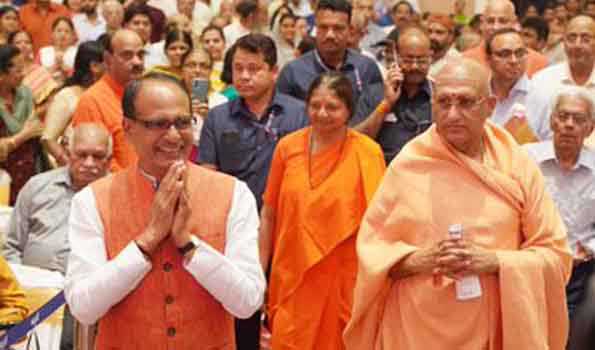 शिवराज ने की महामंडलेश्वर अवधेशानंद गिरी से भेंट