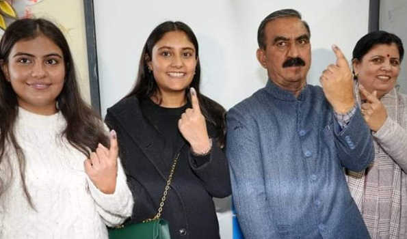 सुक्खू ने छोटा शिमला में परिवार के साथ किया मतदान