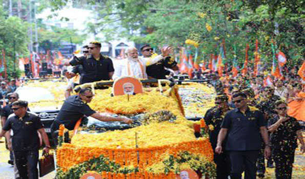 जय बजरंग बली के नारों के बीच मोदी ने किया बेंगलुरु में दूसरे दिन का विशाल रोड शो