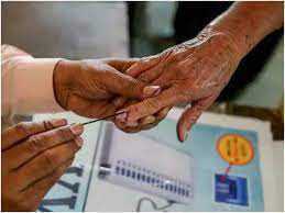 कर्नाटक चुनाव में तीन बजे तक 52.18 फीसदी मतदान