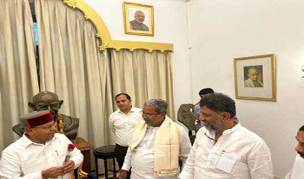 कर्नाटक के राज्यपाल ने मनोनीत मुख्यमंत्री सिद्धारमैया को शपथ लेने के लिए किया आमंत्रित