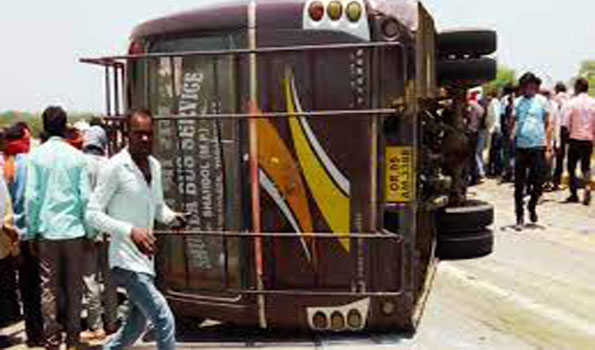 मुख्यमंत्री के कार्यक्रम में जा रही बस पलटी, तीन की मौत बीस घायल