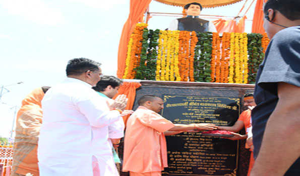 योगी ने किया माधवराव सिंधिया की प्रतिमा का अनावरण