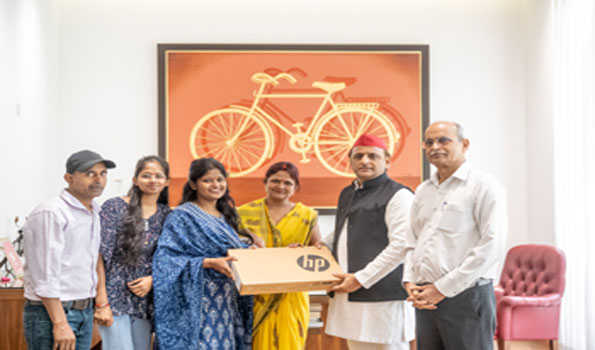 अखिलेश यादव ने चार मेधावी छात्राओं को बांटे लैपटॉप