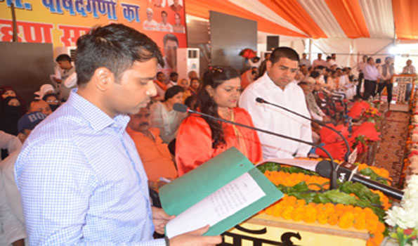 मेयर और निगम पार्षदों ने ली शपथ, मंच नहीं मिलने‌ पर पार्षदों ‌का‌ हंगामा