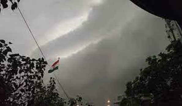 दिल्ली-एनसीआर में तेज हवा के साथ भारी बारिश, उड़ानों पर असर