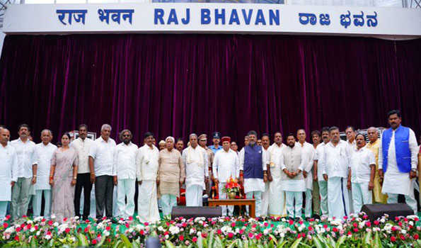 कर्नाटक में 24 नये मंत्रियों ने ली शपथ, दलबदलू सावदी और शेट्टार को नहीं मिली मंत्रिमंडल में जगह