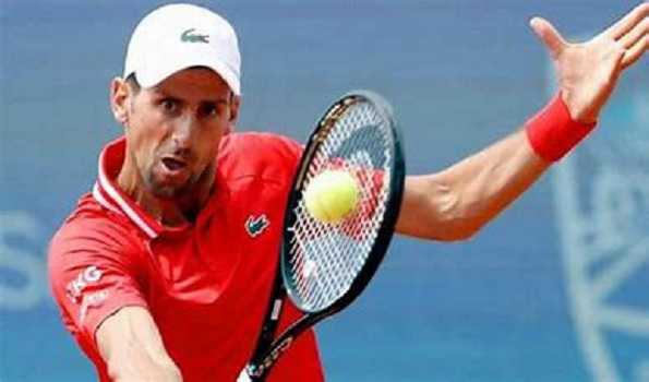 Djokovic overcomes late-match wobble at French Open