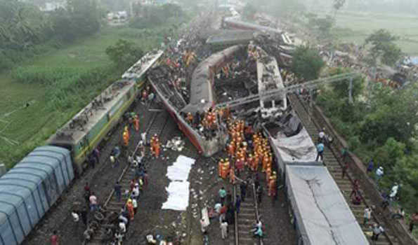 ‘ओडिशा में एक गाड़ी बेपटरी हुई और तीन दुर्घटनागस्त’