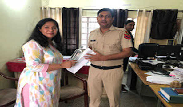 ‘बून’ ने पर्यावरण दिवस पर गुरुग्राम पुलिस को कांच की 300 बोतलें भेंट कीं