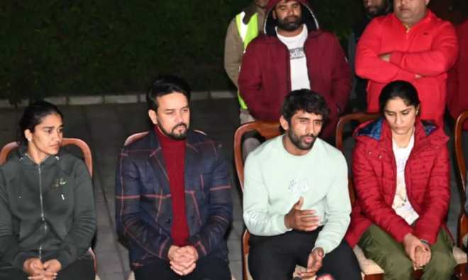 بجرنگ اور ساکشی سے وزیر کھیل انوراگ ٹھاکر کی ملاقات