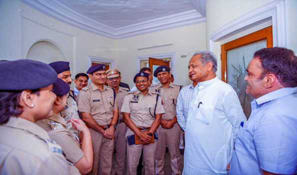 अन्य राज्यों के मुकाबले राजस्थान पुलिस ज्यादा सजग एवं संवेदनशील-गहलोत