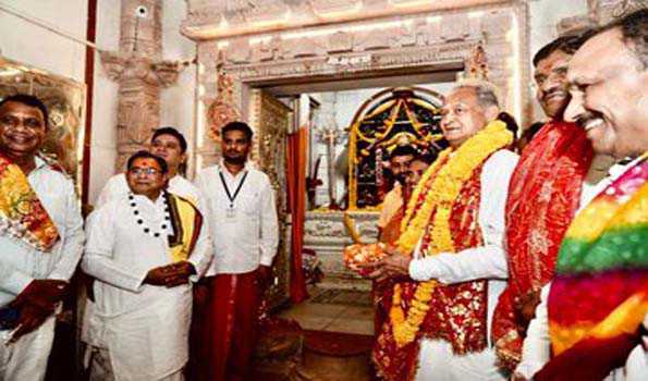 गहलोत ने त्रिपुरा सुदंरी मंदिर में की पूजा-अर्चना