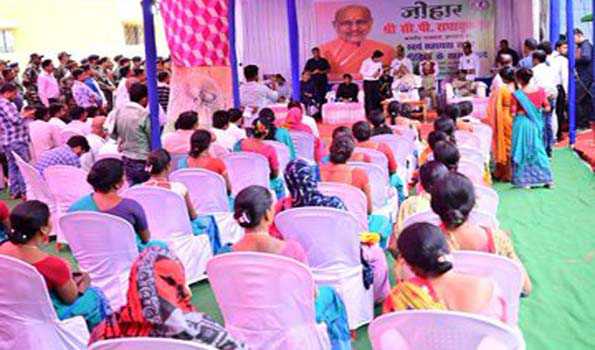 राज्यपाल  ने पाकुड़ जिला के अमड़ापाड़ा प्रखंड के डुमरचीर में ग्रामीणों से संवाद किया