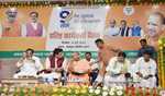 बैठक में खुद अपना टिफिन लेकर आए योगी