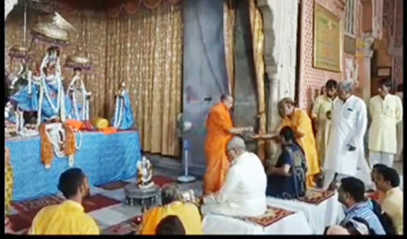 मिश्र ने गोविंददेव मंदिर में दर्शन कर पूजा-अर्चना की