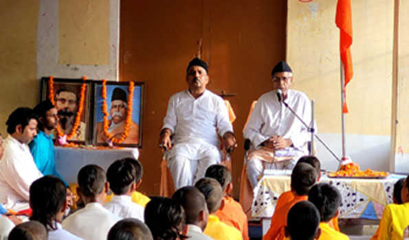 अयाेध्या:गुरू पूर्णिमा की पूर्व संध्या पर गुरू पूजन का हुआ आयोजन