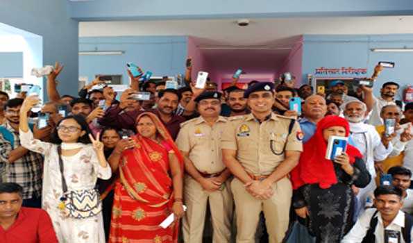 भदोही : खोये मोबाइल पाकर खिले 125 लोगों के चेहरे