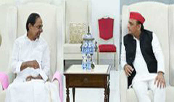 केसीआर से मिलने हैदराबाद पहुंचे अखिलेश