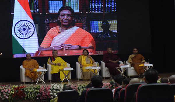 छात्रों को अपना करियर बनाने में मदद करें माता-पिता, शैक्षणिक संस्थानः मुर्मू